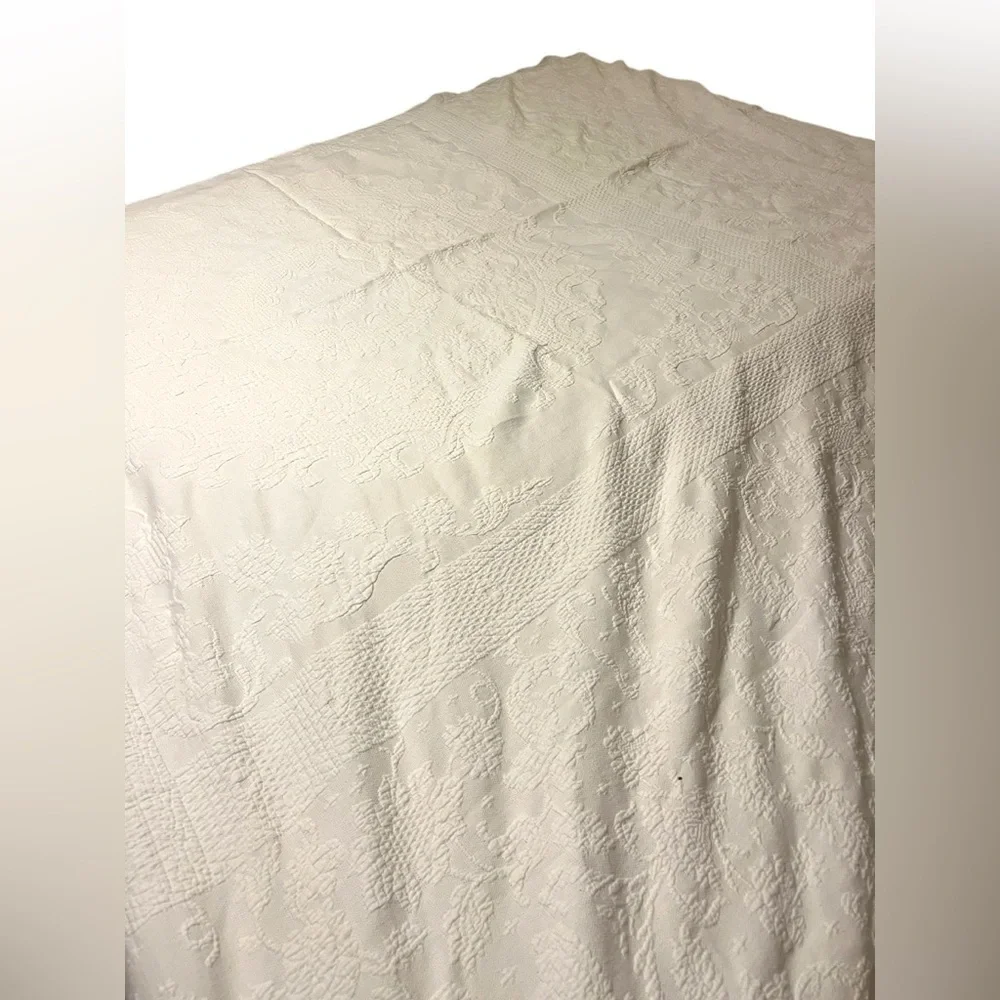 Vintage Bates Queen Elizabeth Bedspread White Cotton Matelasse Loomed Comforter